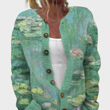 Aurora – Herbstliche Strickjacke mit Seerosenmuster