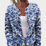 Serena – Herbstliche Strickjacke mit blauem Blumenmuster